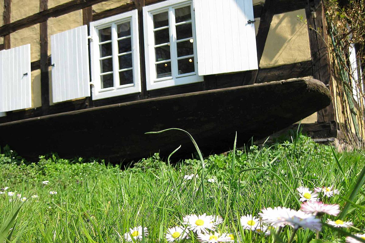 Foto: Spreewald-Info.de - Holzkahn an der Giebelseite eines Spreewaldhauses im Freilandmuseum Lehde