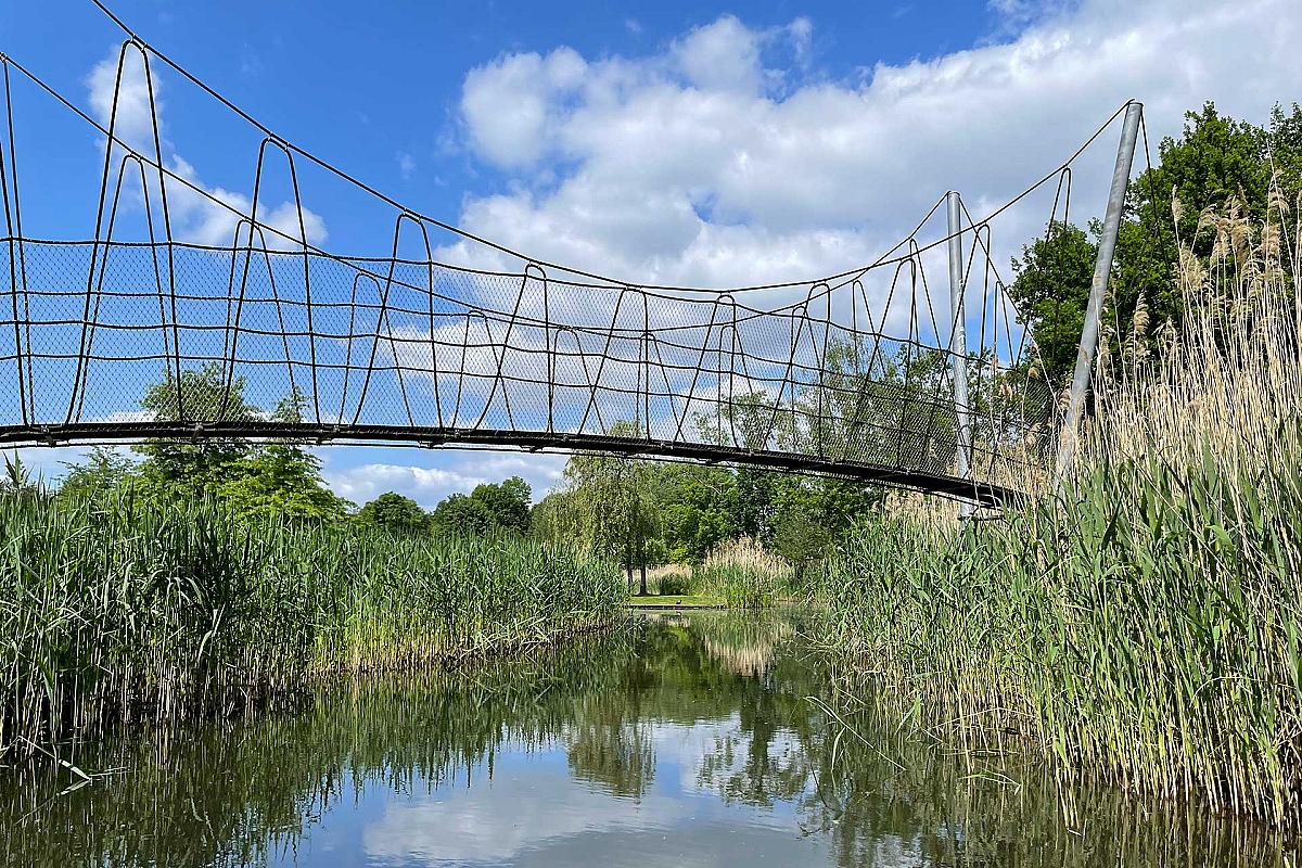 Foto: Spreewald-Info.de - Hängebrücke über der Einfahrt zur SpreeLagune in Lübben