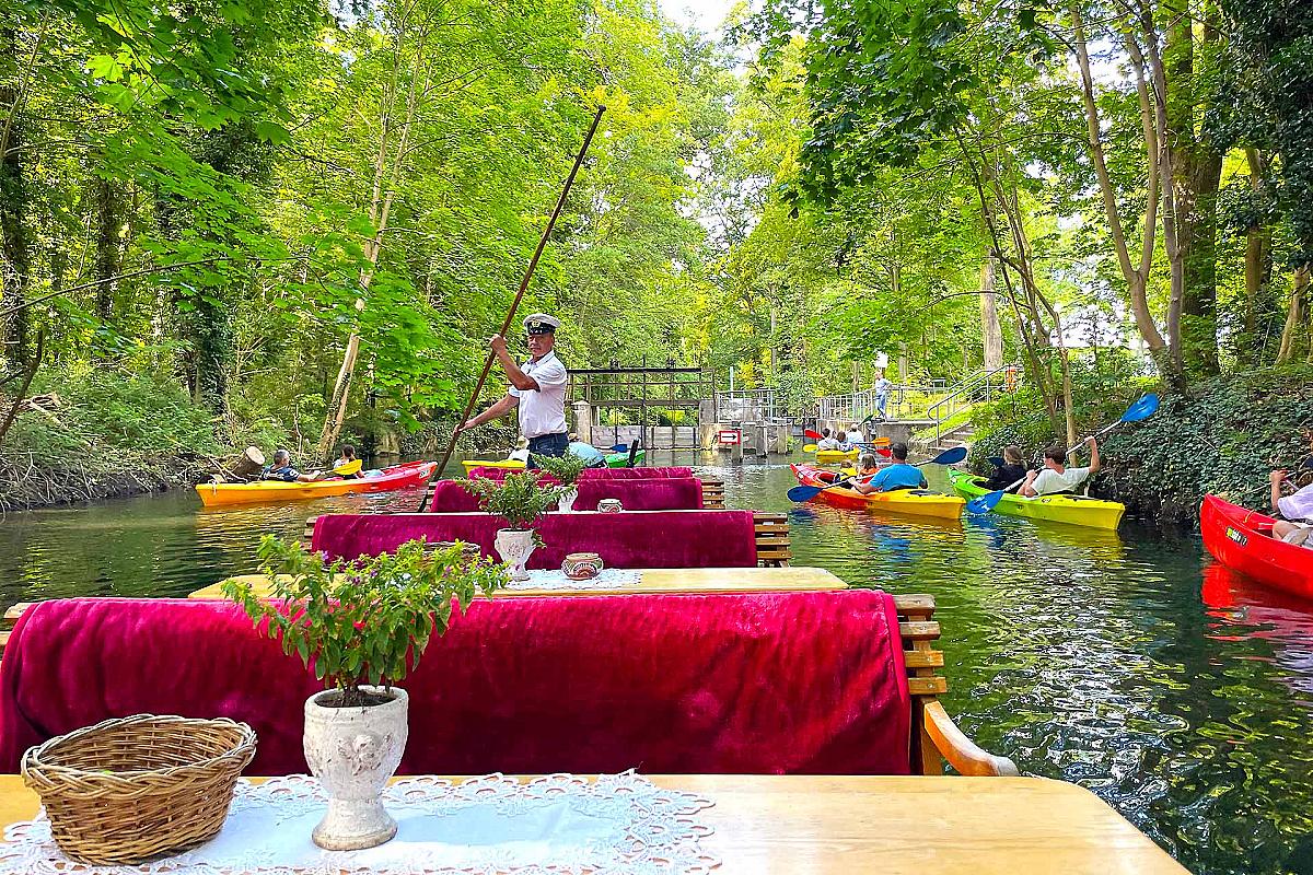 Foto: Spreewald-Info.de - Fährmann Jörg und Paddelboote an der Schleuse Spittelarche