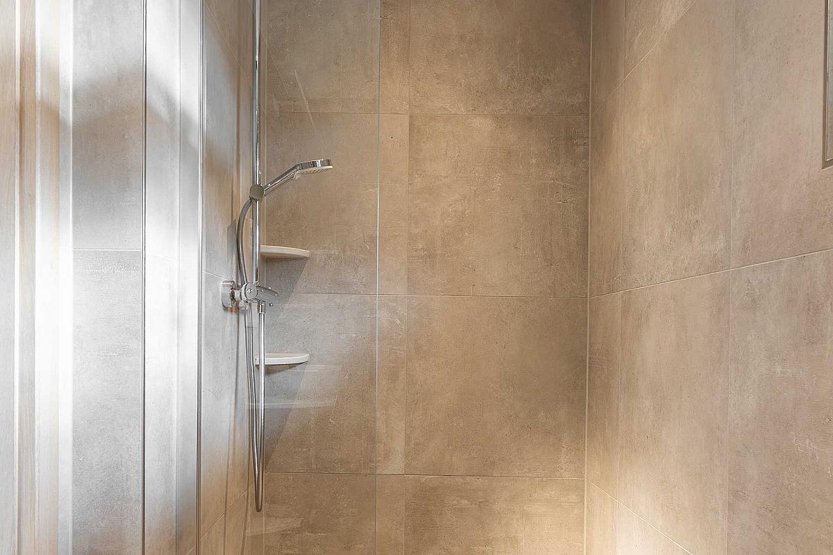 dusche-ebenerdig-ferienhaus-drei