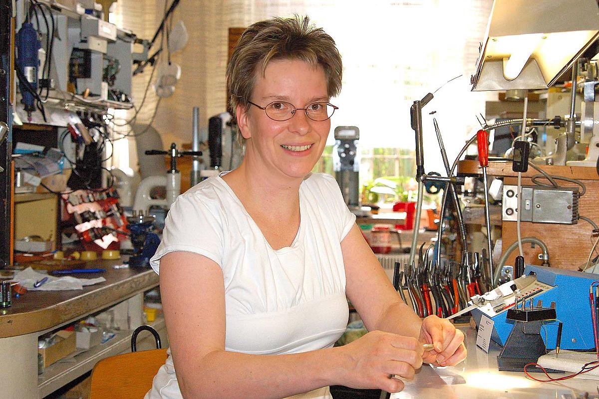 Uhren & Schmuck Fiedermann - inhaberin-heide-teuerle-fiedermann-werkstatt