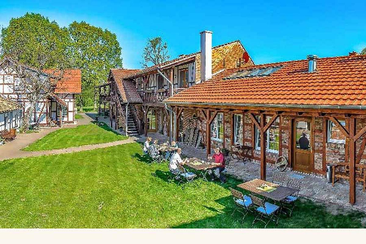 Landhaus Brodack - Hotel & Wellness - hofansicht-hotel