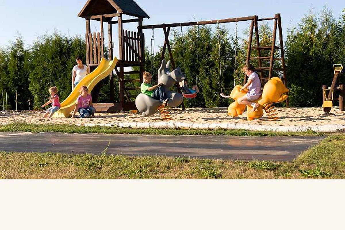 Pension & Wellness am Storchennest - Pension_und_Wellness_am_Storchennest_Erlebnisgarten_Spielplatz_FHD