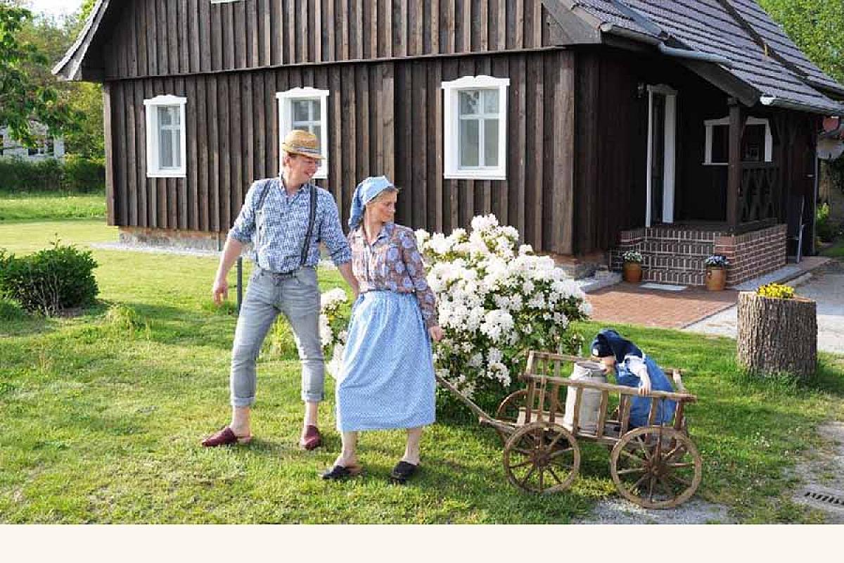 Ferienwohnungen Fam. Konzack "Am Sapollafließ" - Bauerntracht_Spreewaldfamilie__11_
