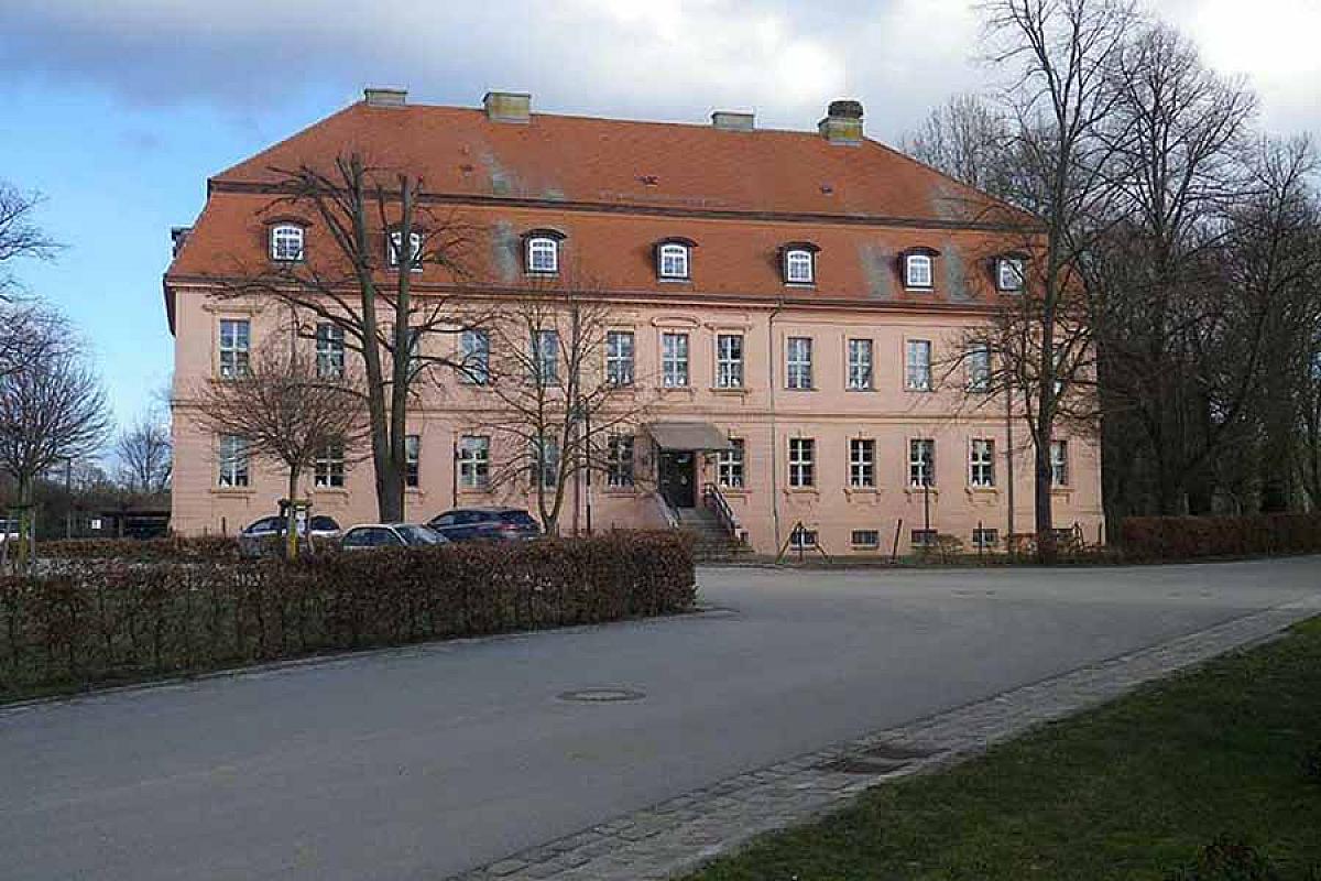 Ferienwohnungen im „Haus am Schloss“ - schloss-straupitz-schule